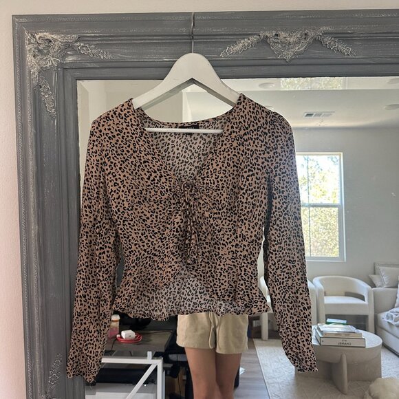 AFRM Deep V-cut Cheetah Print Semi-Open Cropped Front Long-Sleeve Blouse Size XS - Picture 2 of 8